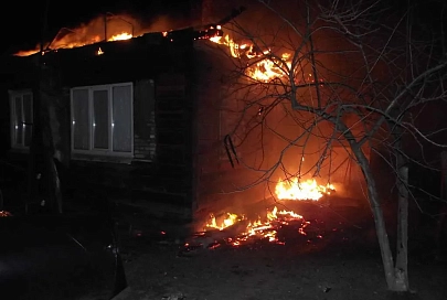 В Мозырском районе пламя полностью охватило деревянный дом